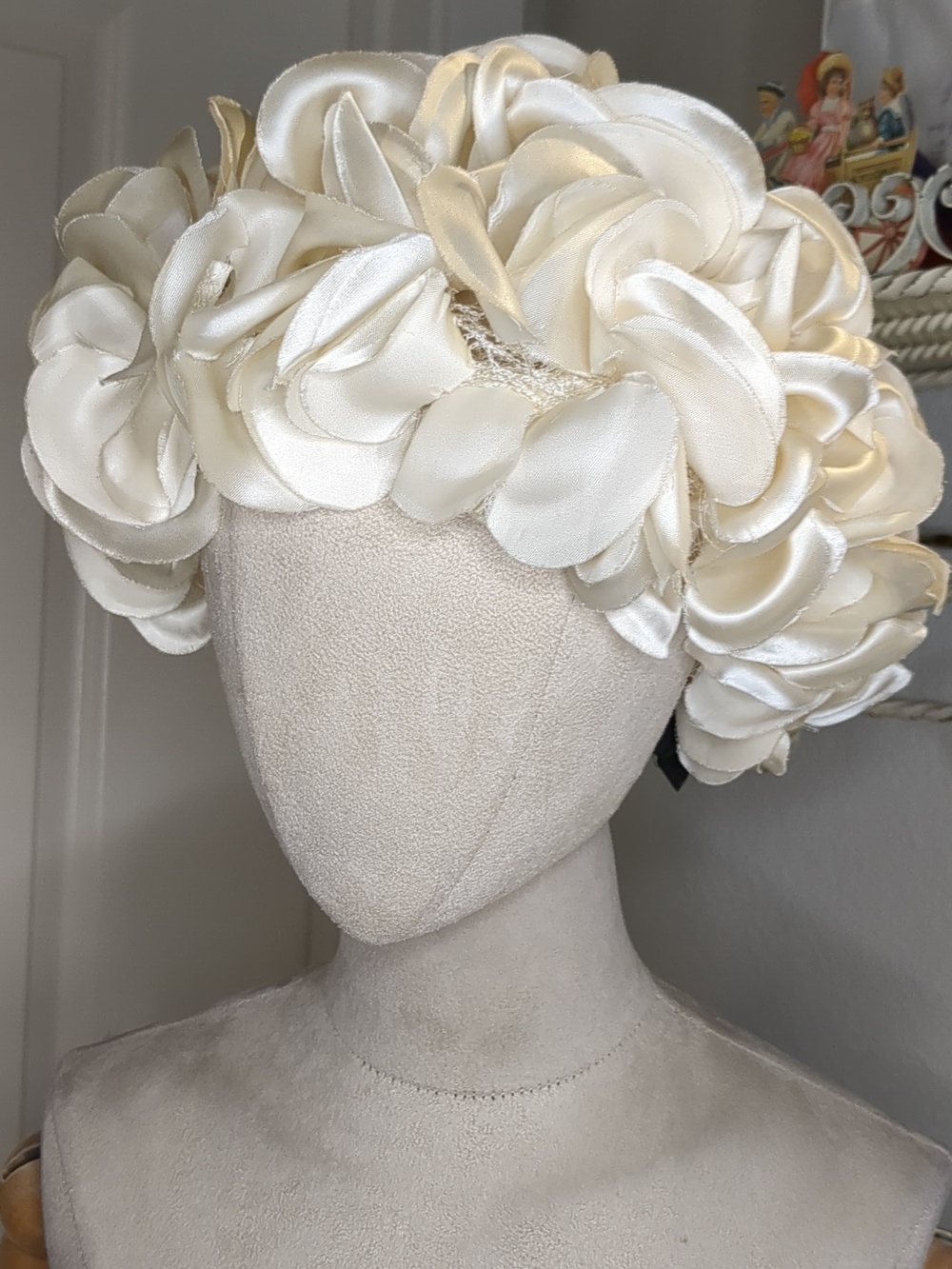 Vintage 60s Ivory Satin Flower Petal Hat United Hatters Union Made